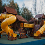 Установка детской площадки в Ленинградской области, коттеджный поселок