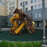 Установка детской площадки в Санкт-Петербурге, жилой комплекс комфорт класса