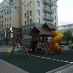 Установка детской площадки в Санкт-Петербурге, жилой комплекс комфорт класса